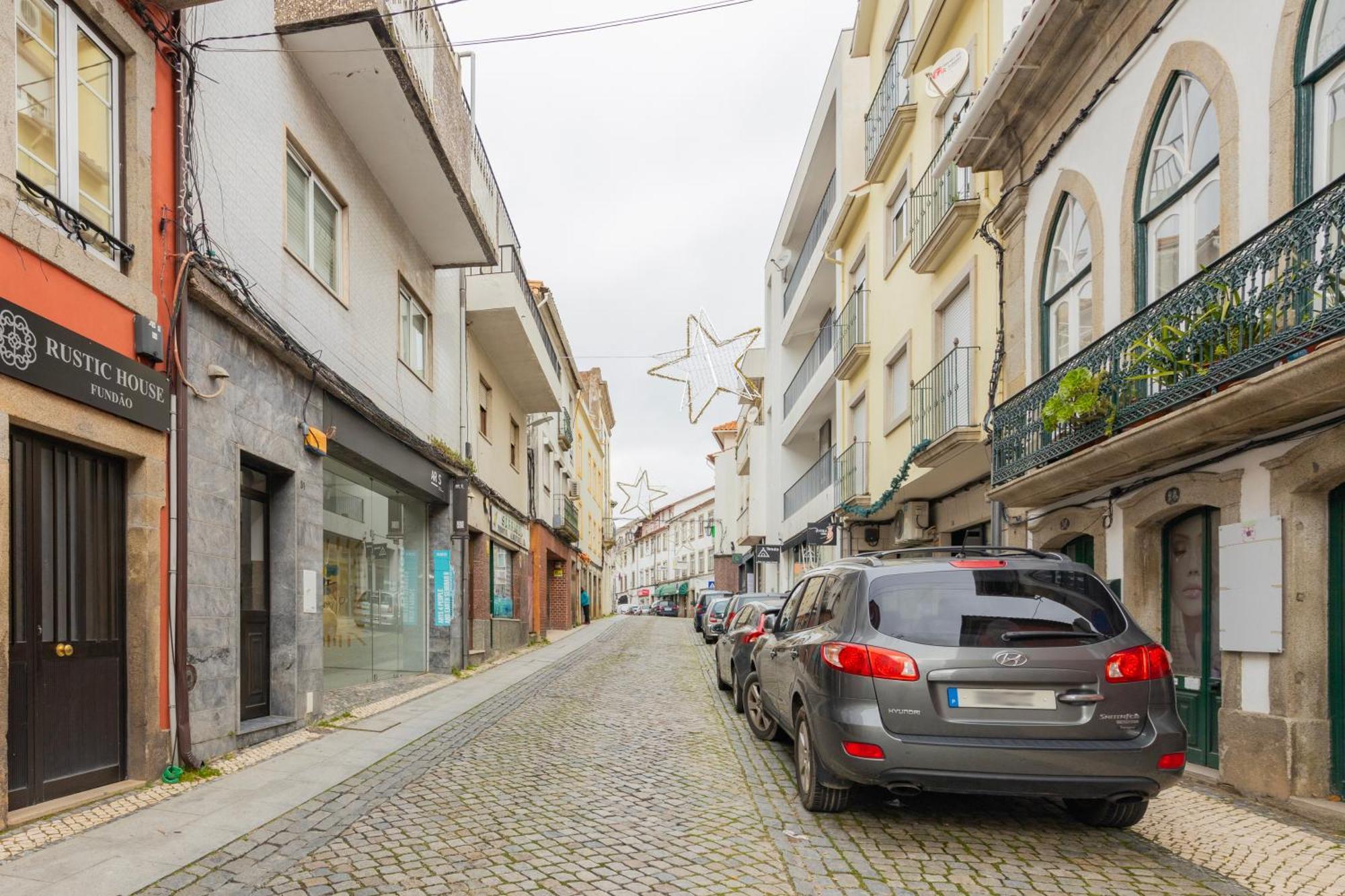 Cosy Remodeled Apartment In The City Center Fundao Bagian luar foto