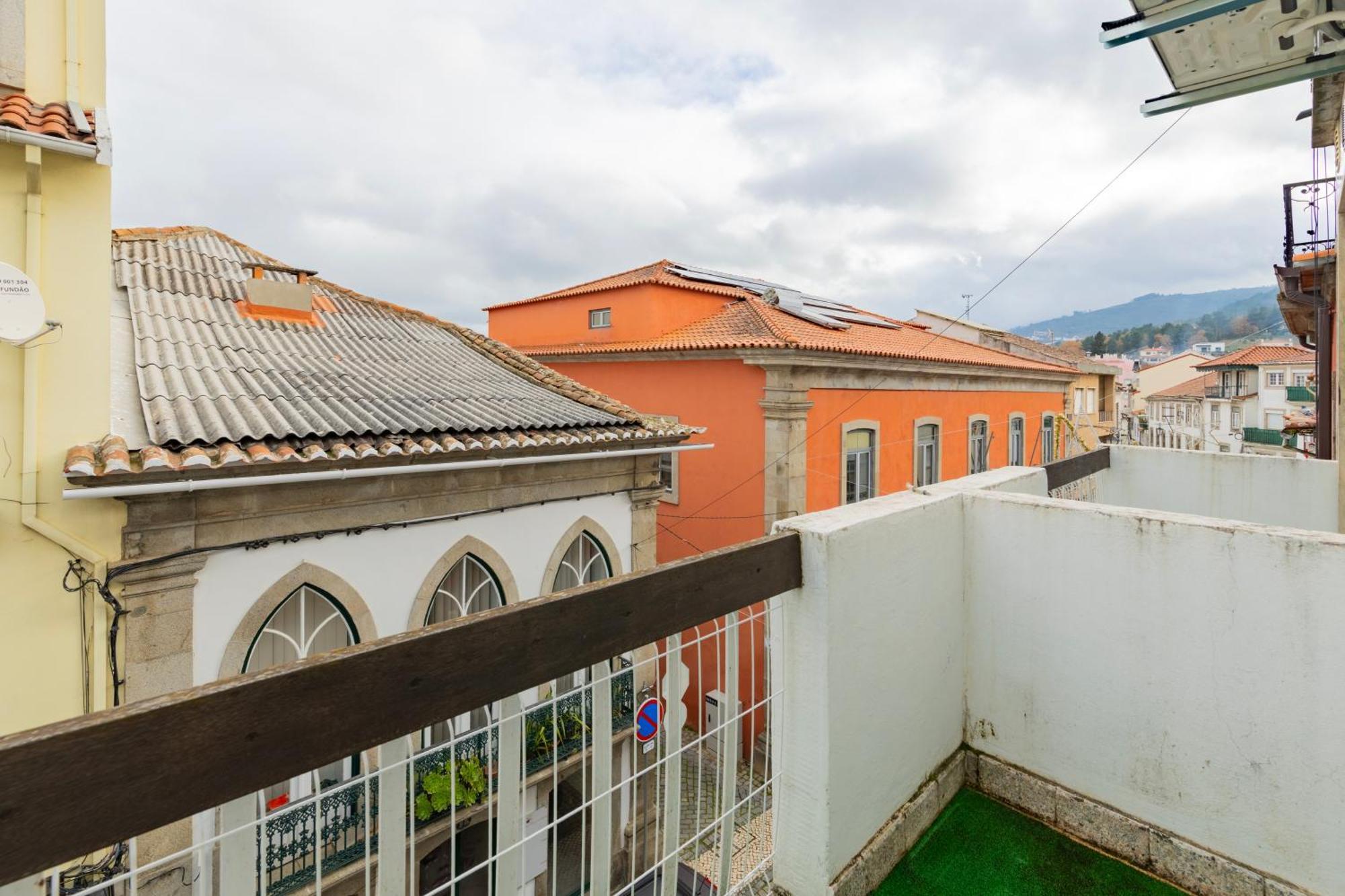 Cosy Remodeled Apartment In The City Center Fundao Bagian luar foto